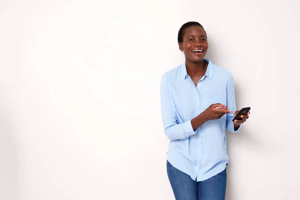Portret Uśmiechający Się Kobiety Afrykańskie Wskazując Smartphone Białym Tle — Zdjęcie stockowe