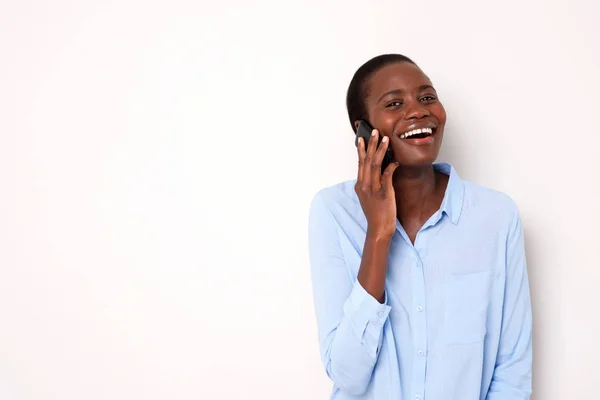 Porträtt Afrikansk Kvinna Talar Mobiltelefon Och Leende Vit Bakgrund — Stockfoto
