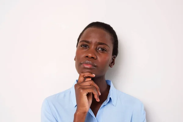 Närbild Porträtt Unga Afrikanska Kvinna Tänkande Med Hand Hakan Över — Stockfoto