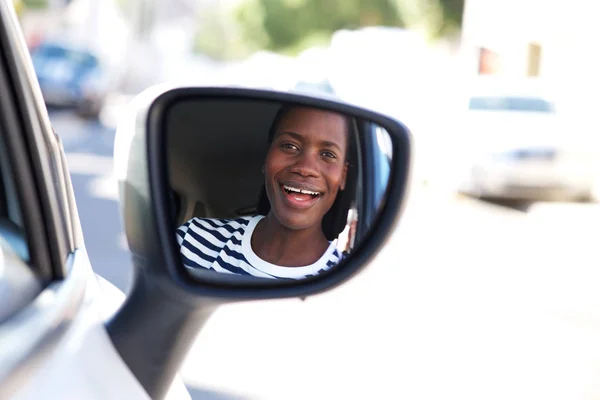 Portrét Šťastný Africké Ženy Řídí Auto Bočním Zrcátku Při Pohledu — Stock fotografie