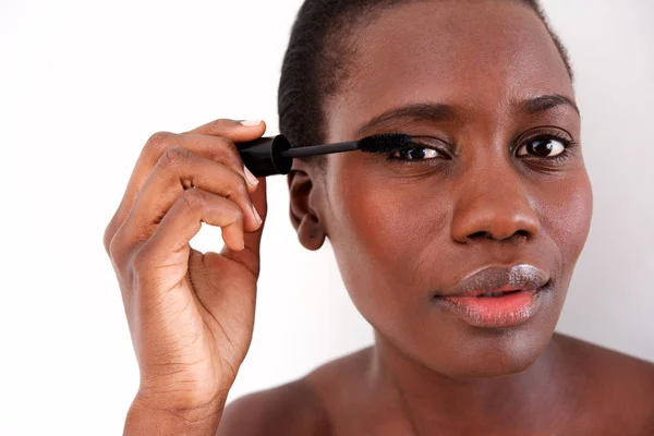 Primer Plano Retrato Joven Mujer Negra Poniendo Maquillaje Ojo Contra —  Fotos de Stock