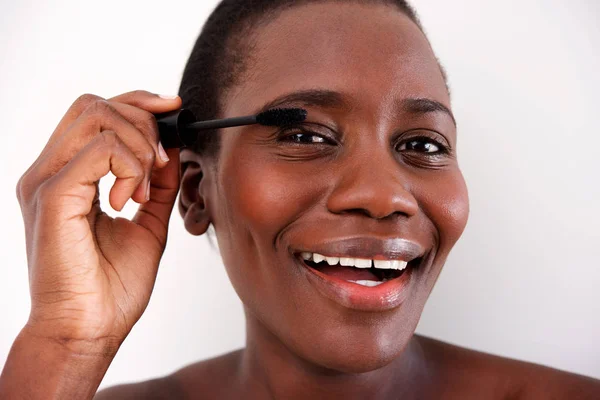 Retrato Cerca Una Hermosa Mujer Africana Sonriente Maquillándose Ojo —  Fotos de Stock