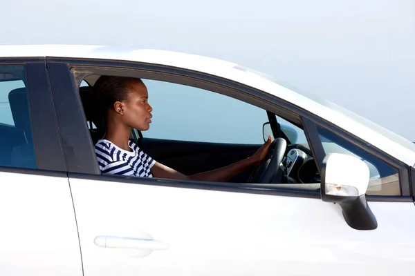 Stronie Portret Młodej Kobiety Afrykańskie Prowadzenie Samochodu — Zdjęcie stockowe
