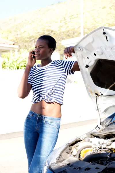 Portrait Black Woman Standing Broken Car Calling Assistance Mobile Phone — Stock Photo, Image