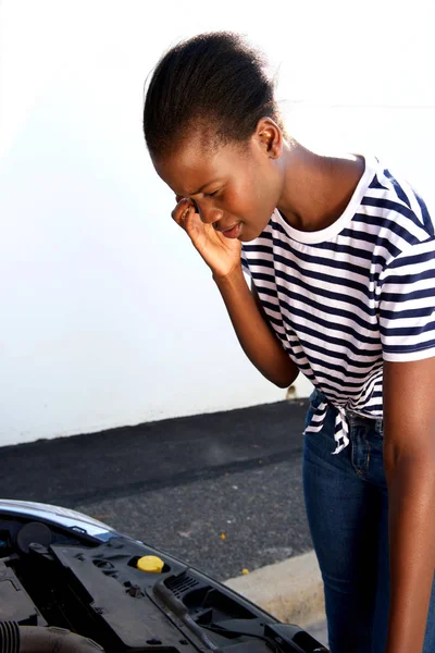 Retrato Una Joven Africana Que Tiene Problemas Con Coche Roto — Foto de Stock