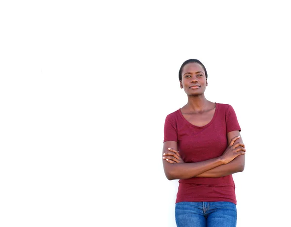 Porträtt Självsäkra Unga Afrikanska Kvinnan Står Med Armarna Korsade Vit — Stockfoto