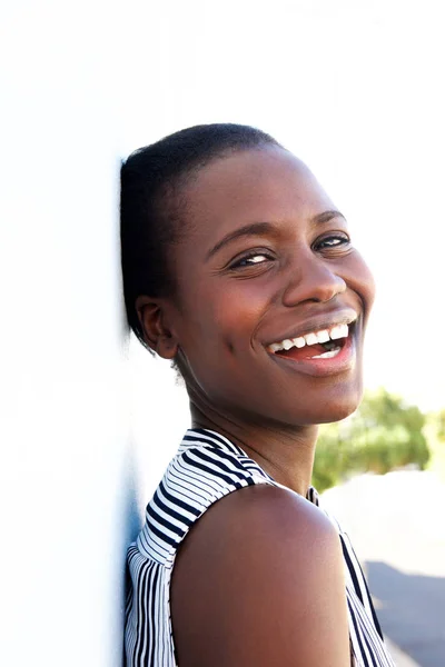 外笑顔若いアフリカ系アメリカ人女性の肖像画を間近します — ストック写真