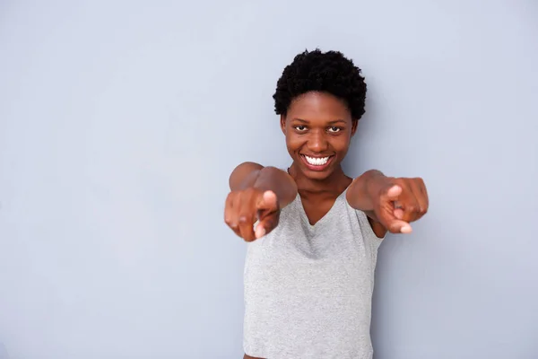 Retrato Una Joven Africana Sonriente Señalando Con Los Dedos Hacia —  Fotos de Stock