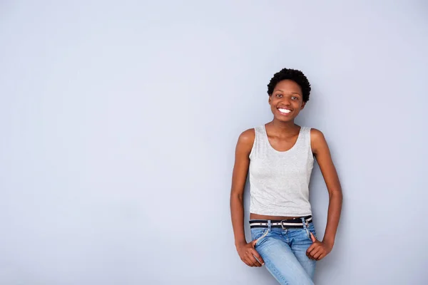 Retrato Modelo Femenino Afroamericano Fresco Posando Pared Gris — Foto de Stock