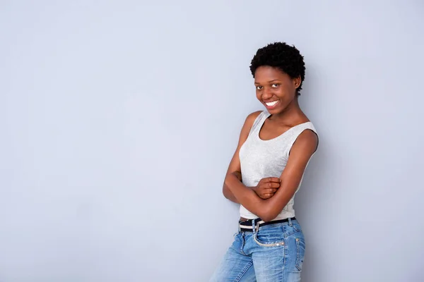 Portrét Mladé Černé Ženy Pózuje Rukama Zkříženýma Šedé Zdi — Stock fotografie