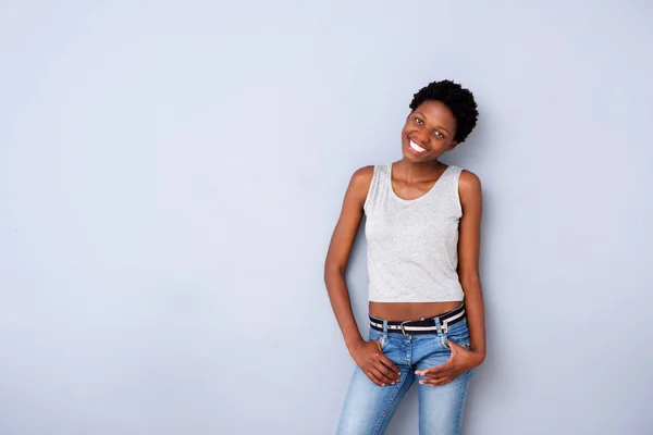 Portret Fajne Młode Kobiety Czarny Pozowanie Szarej Ścianie — Zdjęcie stockowe