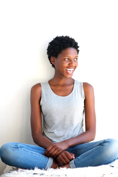 Retrato Feliz Jovem Afro Americana Sentada Rindo — Fotografia de Stock