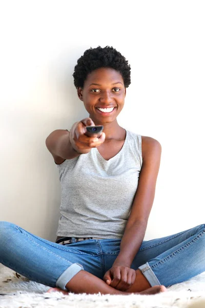 Retrato Mulher Africana Feliz Mudando Canal Com Controle Remoto Casa — Fotografia de Stock