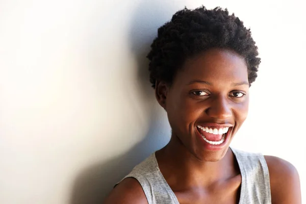 Zblízka Portrétní Krásná Mladá Afričanka Smíchy Bílé Zdi — Stock fotografie