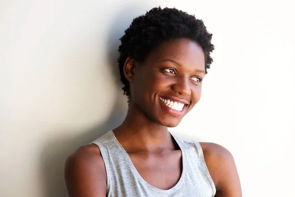 Close Retrato Jovem Mulher Afro Americana Bonita Sorrindo Por Parede — Fotografia de Stock