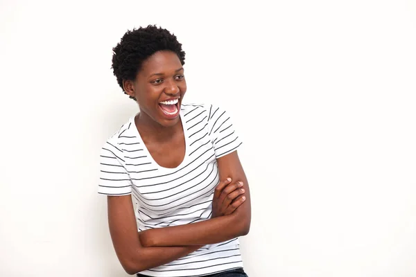 Portret Szczęśliwy Młody African American Kobieta Śmiejąc Się Rękami Skrzyżowanymi — Zdjęcie stockowe