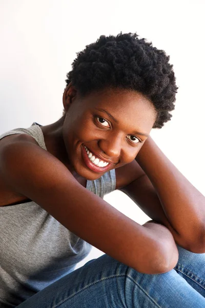 Retrato Mulher Americana Africana Atraente Sentado Sorrindo — Fotografia de Stock