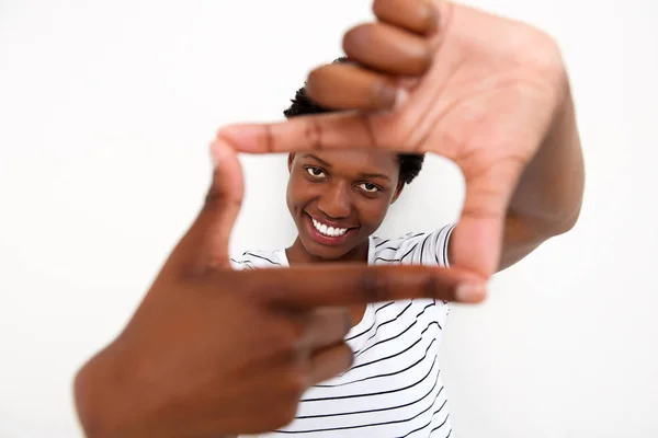 Nahaufnahme Porträt Einer Lächelnden Afrikanerin Die Bilderrahmen Mit Fingern Macht — Stockfoto