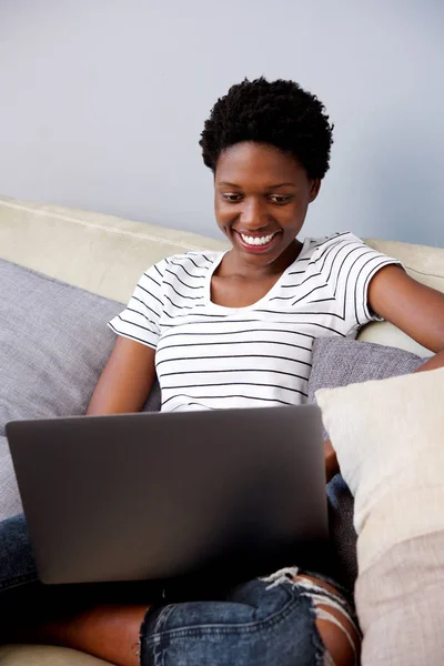 Retrato Mulher Negra Atraente Usando Laptop Sofá Casa — Fotografia de Stock