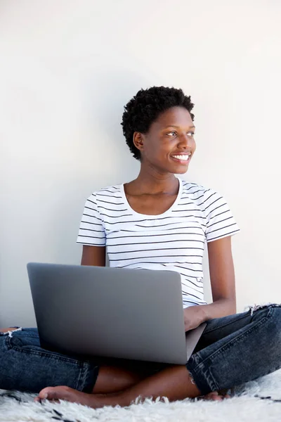 Portrét Mladé Afroamerické Ženy Sedící Podlaze Přenosným Počítačem — Stock fotografie