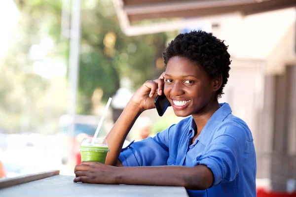 Usměvavá Mladá Afričanka Sedí Kavárně Telefonní Hovor — Stock fotografie