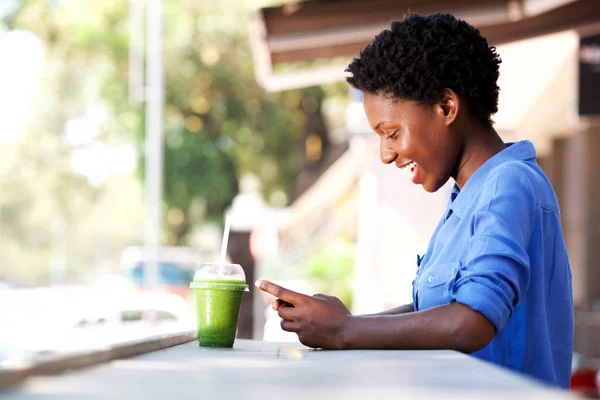 Ritratto Laterale Felice Giovane Donna Africana Seduta Caffè Utilizzando Telefono — Foto Stock