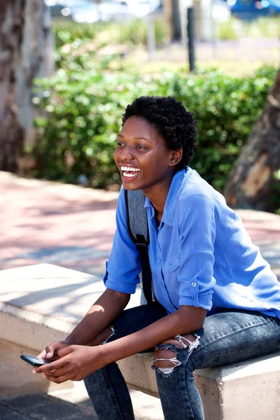 Retrato Una Joven Africana Riendo Afuera Con Teléfono Celular — Foto de Stock