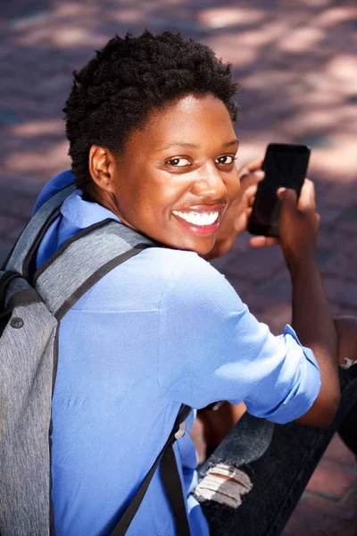 Närbild Porträtt Leende Afrikansk Kvinna Med Väska Som Sitter Utanför — Stockfoto