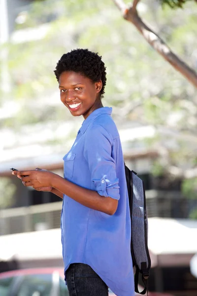 Portret Van Jonge African American Vrouw Permanent Buitenshuis Met Mobiele — Stockfoto