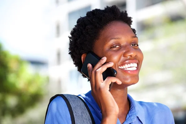 Portrait Beautiful Young Black Woman Talking Smart Phone Outdoors Smiling — Stock Photo, Image