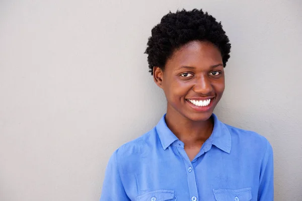 Close Retrato Atraente Jovem Mulher Africana Sorrindo Fundo Cinza — Fotografia de Stock