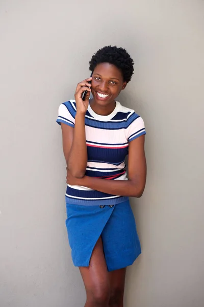 Retrato Jovem Mulher Africana Elegante Falando Telefone Celular Contra Fundo — Fotografia de Stock