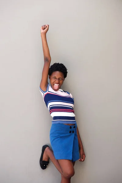 Portret Wesoły Młoda Kobieta Afryki Śmiejąc Się Ramienia Wywoływane Szarym — Zdjęcie stockowe