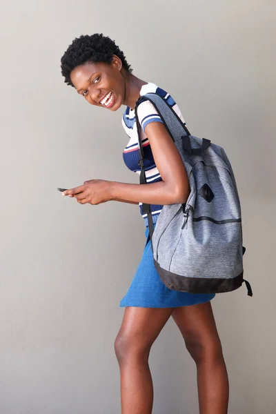 Retrato Estudante Africana Caminhando Com Saco Telefone Celular Fundo Cinza — Fotografia de Stock