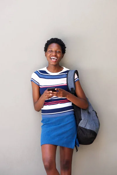 Retrato Mujer Africana Feliz Con Teléfono Móvil Riendo Sobre Fondo —  Fotos de Stock