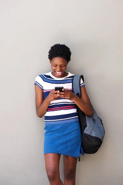 Retrato Una Joven Africana Usando Teléfono Riendo Sobre Fondo Gris — Foto de Stock