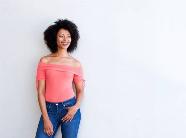 Beyaz arka plan üzerinde duran güzel genç Afro-Amerikan kadın portresi