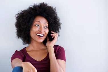 Mutlu genç Afrikalı kadın cep telefonuyla konuşan portresi kapatın