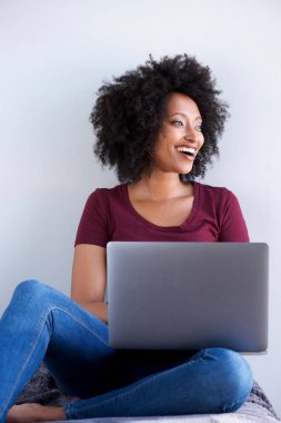 Dizüstü bilgisayarınızla evde rahatlatıcı kadın portre siyah gülümseyen