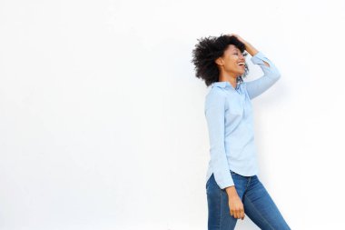 Baş beyaz arka plan üzerinde el ile gülüyor neşeli Afrikalı kadın portresi yan