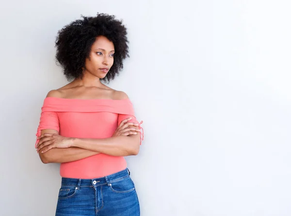 Retrato Una Hermosa Mujer Afroamericana Pie Con Los Brazos Cruzados — Foto de Stock