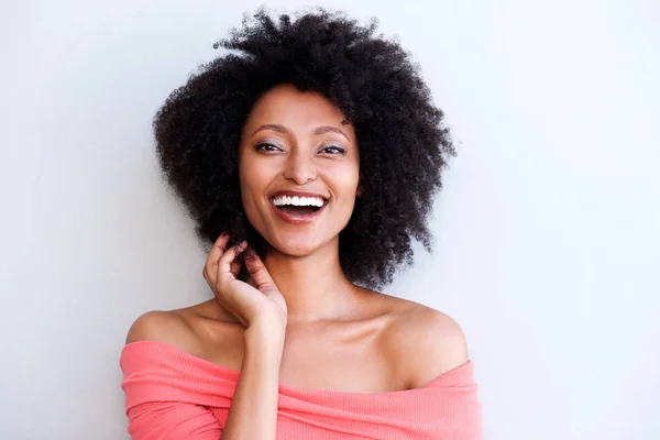 Close Retrato Linda Jovem Africana Com Cabelo Encaracolado Sorrindo Contra — Fotografia de Stock