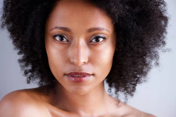 Крупный План Портрета Красивой Африканской Женщины Вьющимися Волосами Обнаженными Плечами — стоковое фото