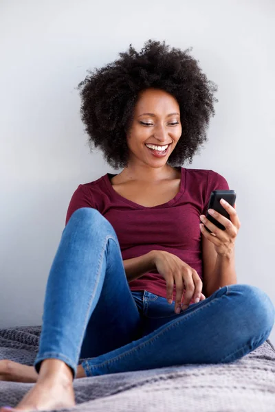 Retrato Joven Mujer Africana Feliz Relajándose Casa Con Teléfono Móvil — Foto de Stock