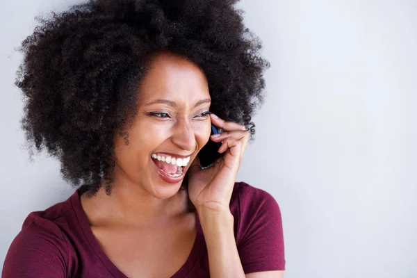 Close Retrato Jovem Negra Falando Telefone Rindo — Fotografia de Stock