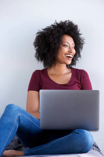 Retrato Mujer Negra Sonriente Relajándose Casa Con Computadora Portátil —  Fotos de Stock