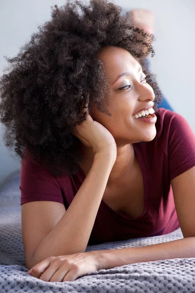 Close Retrato Jovem Mulher Africana Deitada Chão Casa Sorrindo — Fotografia de Stock