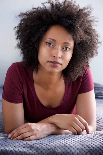 Close Retrato Atraente Jovem Mulher Negra Com Cabelo Encaracolado Deitado — Fotografia de Stock
