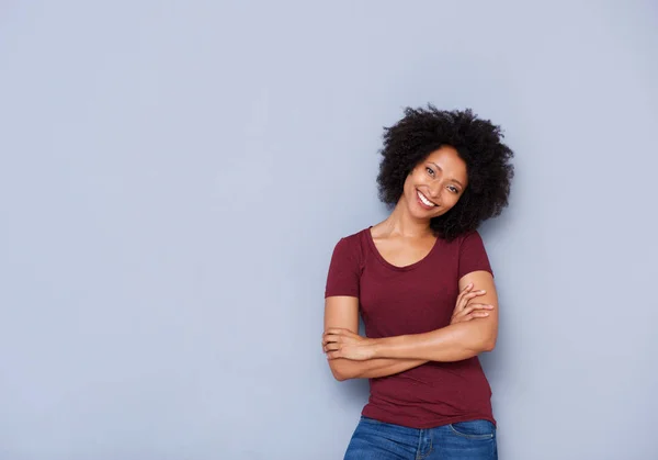 Retrato Una Hermosa Joven Africana Pie Sobre Fondo Gris Con —  Fotos de Stock