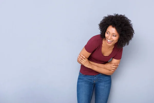 両手を交差して離れて笑っている美しい黒人女性の肖像画 — ストック写真